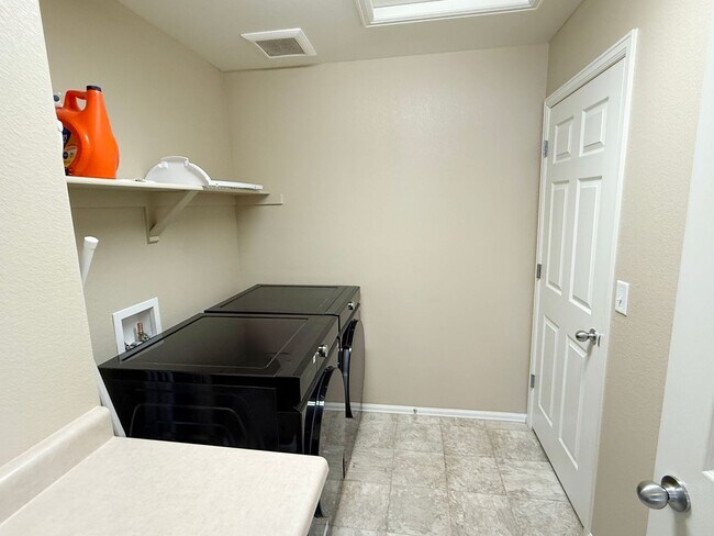 Building Photo - Amazing large 2-Story with open floor plan...