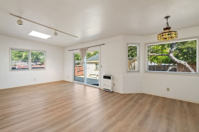 Building Photo - 5 Bedroom 2 Bathroom House - AVAILABLE JULY 2026 - MAY 2027