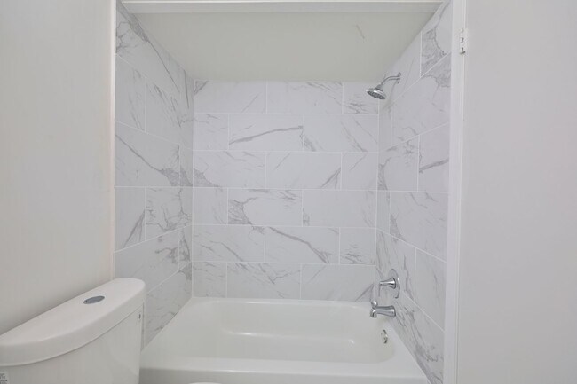 Building Photo - ??? RECENTLY UPDATED, 2 BEDROOMS AND 3 BAT...