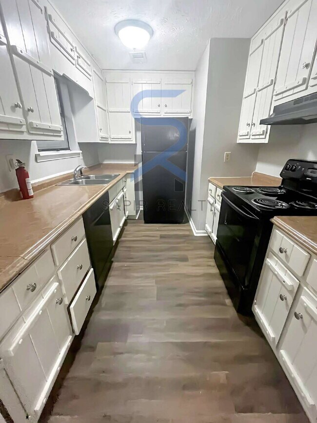 Building Photo - Move in before October 15th and get $100 O...