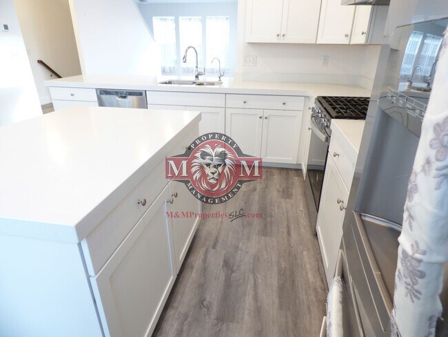 Building Photo - Great 3 Bd 2.5 Ba Townhome Rooftop Views