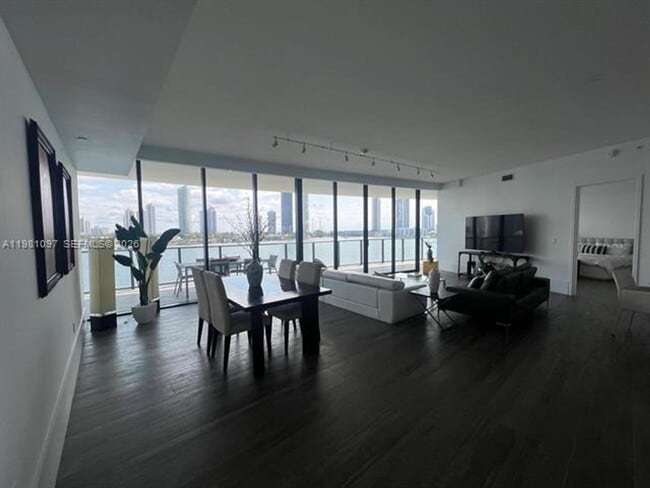 Building Photo - 5500 Island Estates Dr