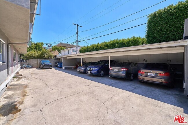 Building Photo - 742 S Plymouth Blvd
