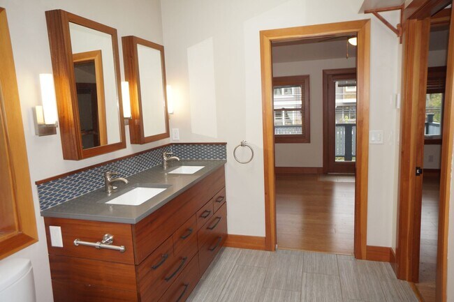 Building Photo - Amazing two bedroom sellwood beauty!