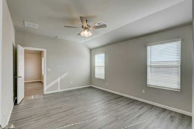 Building Photo - Newer Home for Rent in Mustang Schools! Up...