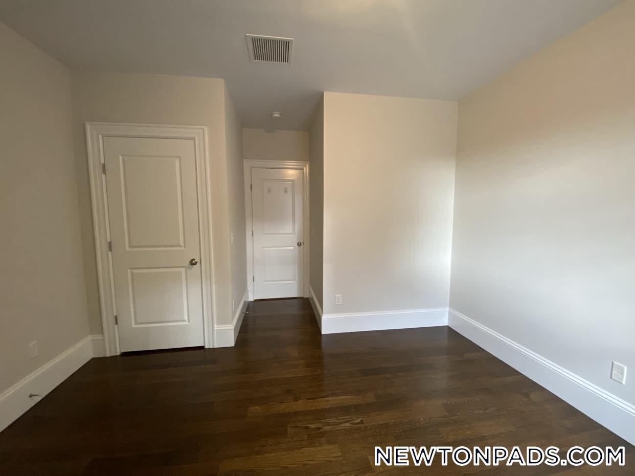 Building Photo - 2044 Beacon St