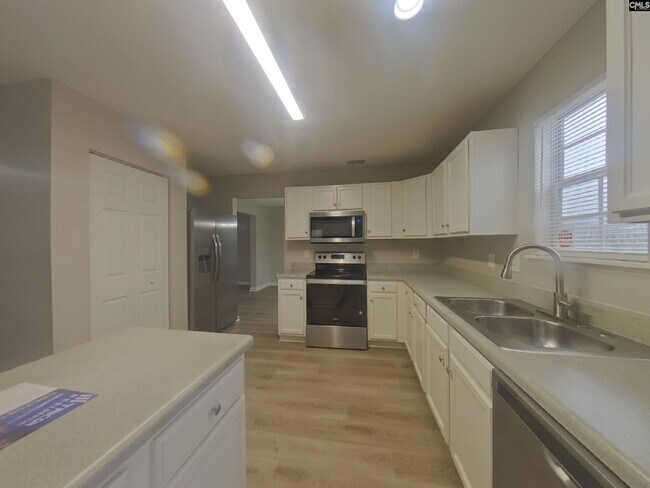 Building Photo - 415 Fox Trot Dr