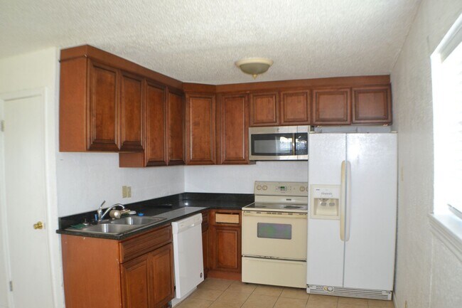Building Photo - Half Duplex 2 Bedrooms 1 Bath For Lease in...