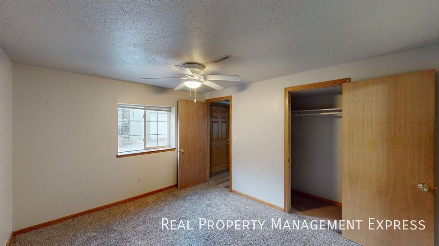 Building Photo - 3 Bedroom 1 Bathroom Unit