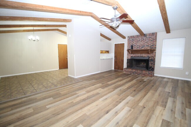 Building Photo - 3 bed 2 bath home with 2 car garage and Fl...