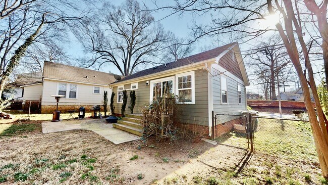 Building Photo - 2014 Roslyn Ave