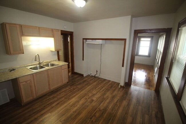 Building Photo - 3215 W Auer Ave
