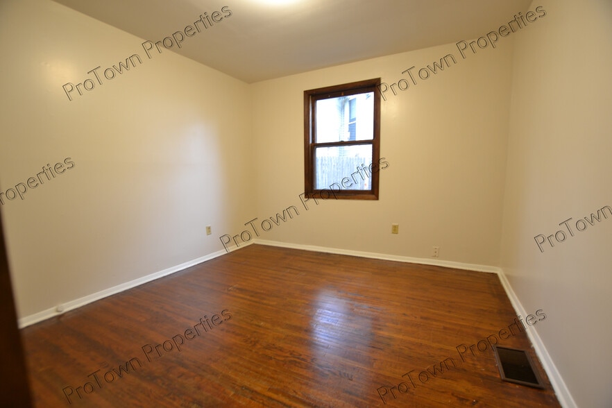 Building Photo - 121 Comstock St