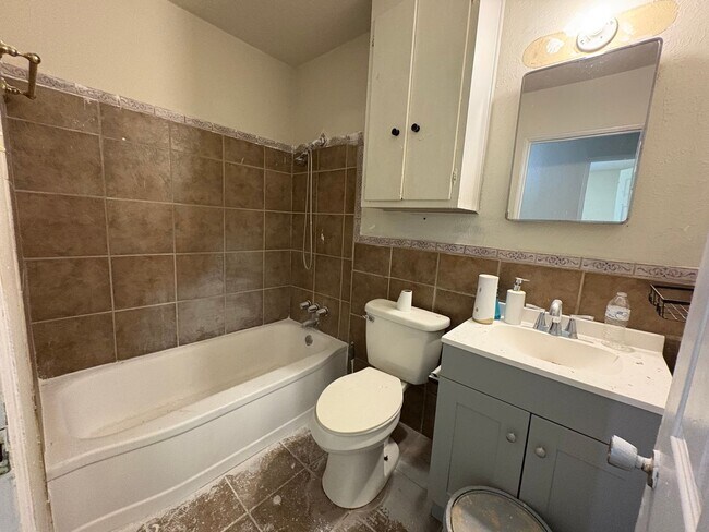 Building Photo - 3 Bed/1.5 Bath in Westland Plaza