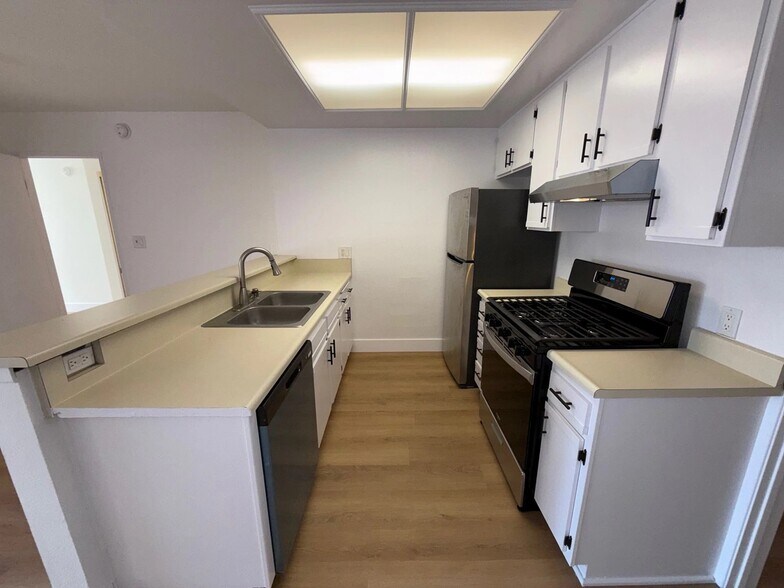 Building Photo - 1321 N Vista St