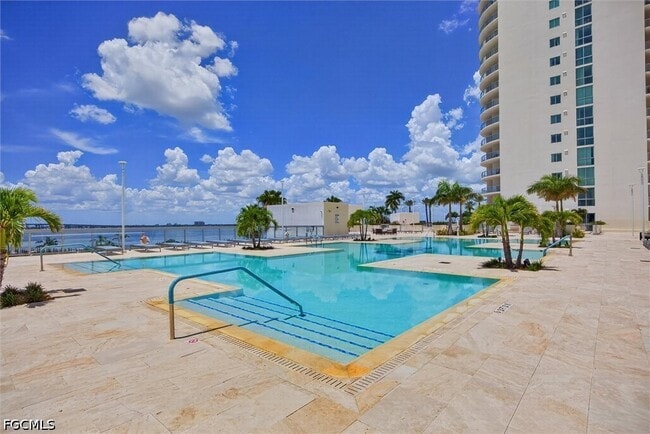 Building Photo - 3000 Oasis Grand Blvd