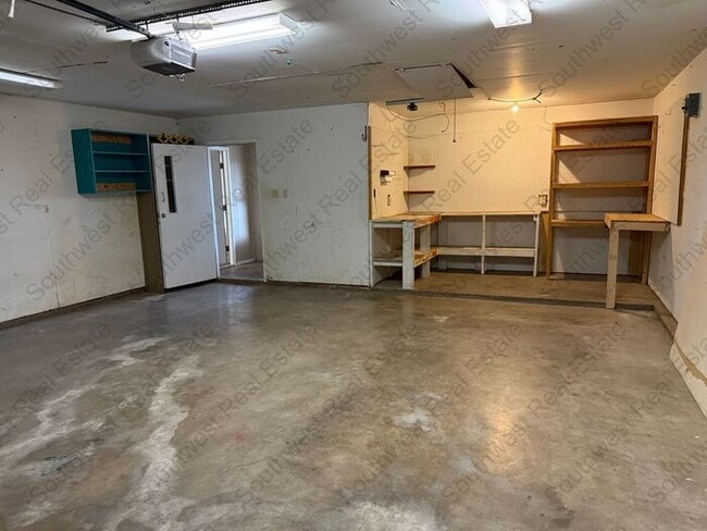 Building Photo - Spacious 3 bedrooms 2 bath family home