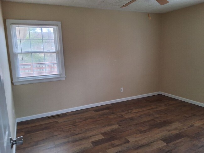 Building Photo - Beautiful Cozy 3 Bed, 2 Bath House located in the heart of Elizabethtown