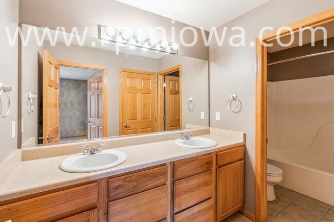 Building Photo - UPDATED TOWNHOME!! 2 Bedroom, 2.5 Bath in Ankeny