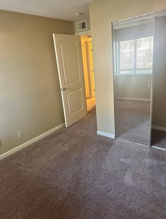 Building Photo - Available now! Great Condo in Great Location!