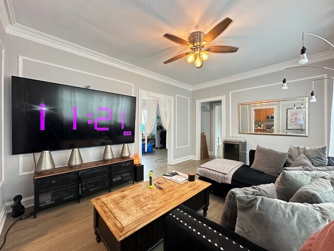 Building Photo - 1352 W Carmen Ave