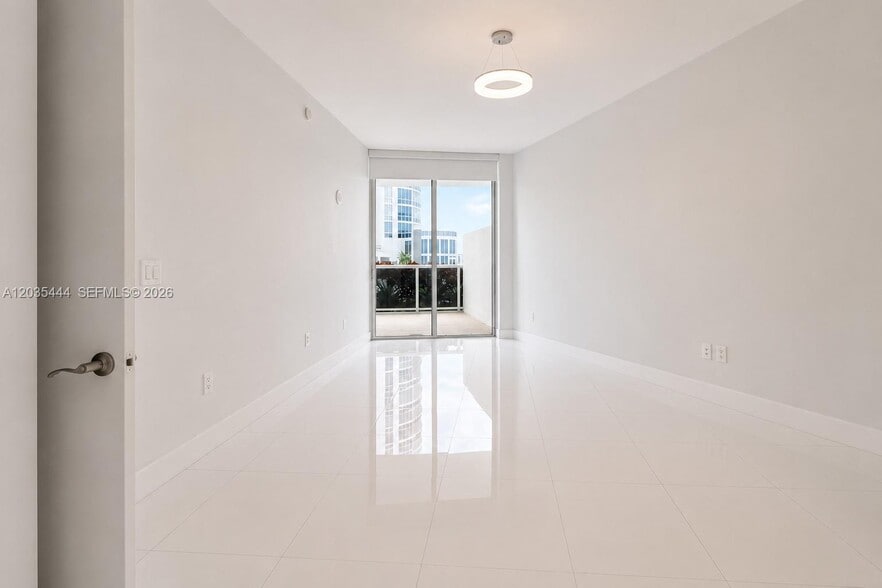 Building Photo - 15901 Collins Ave