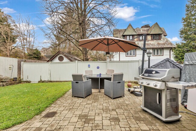 Building Photo - 42 Tanglewylde Ave