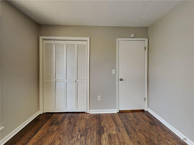Building Photo - 619 Green Valley Dr