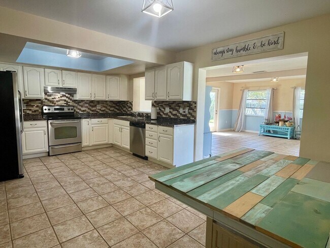 Building Photo - Charming 3-Bedroom Home for Rent in Prime ...