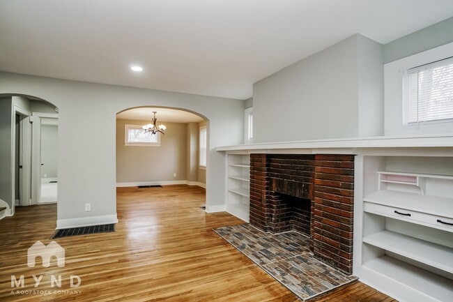 Building Photo - 727 Reinhard Ave