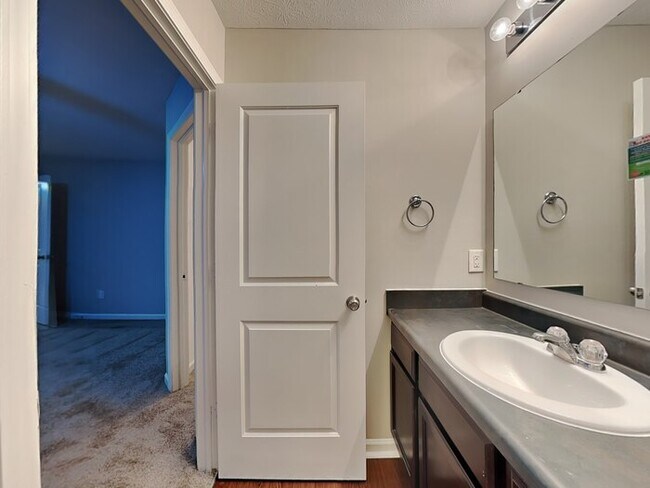 Building Photo - 4 bed 2.5 bath in Plainfield!