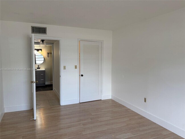 Building Photo - 10431 N Kendall Dr