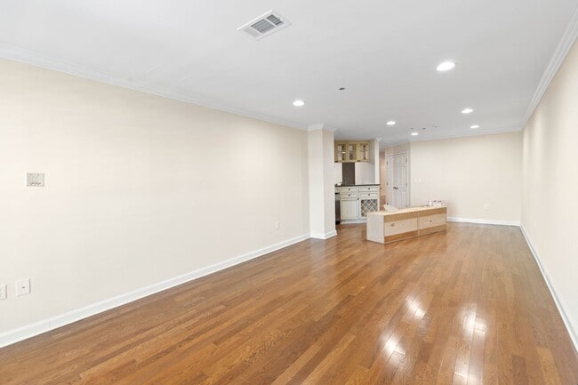 Building Photo - Rare Find! 2 Bedroom 2 Bath Condo at Magnolia Plaza