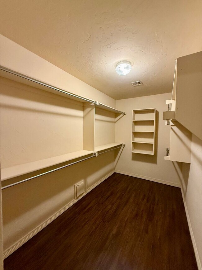 Building Photo - Spacious Home in Apple Valley- Moore