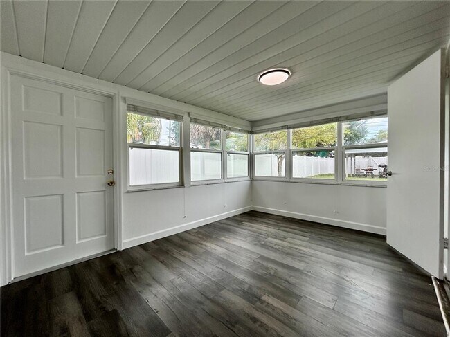 Building Photo - 928 58th Ave N