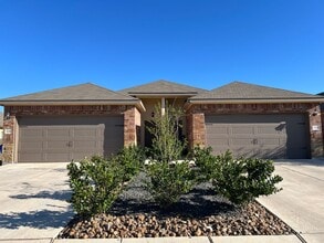 Building Photo - Luxury 3/2 Duplex in Seguin, Texas!