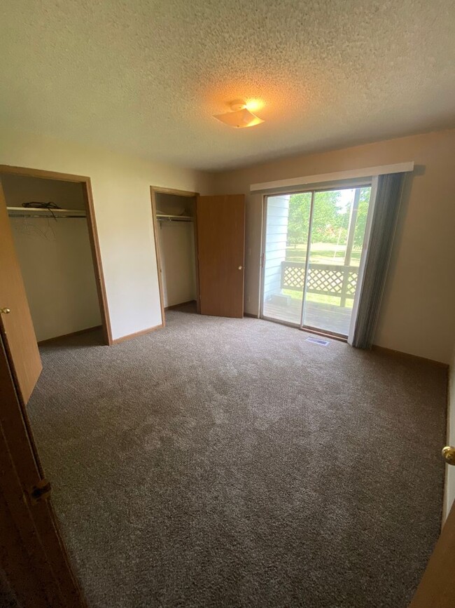 Building Photo - Lower Level 2 Bedroom Apartment for Rent!