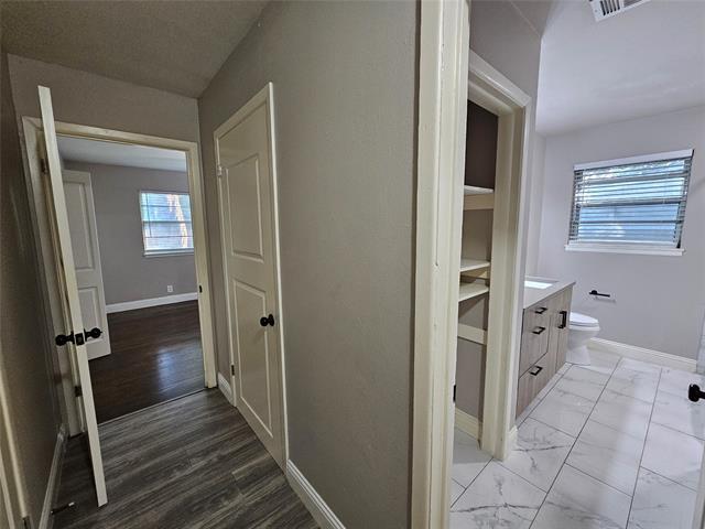 Building Photo - 800 Valley View Dr
