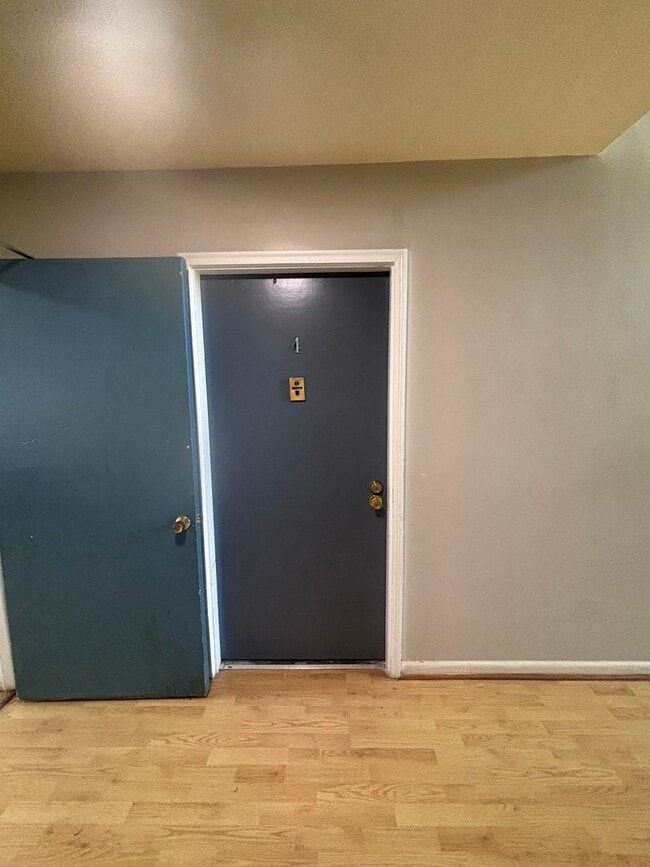 Building Photo - Great Location!