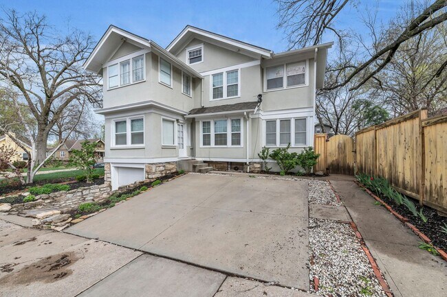 Building Photo - Gorgeous East Crestwood Home