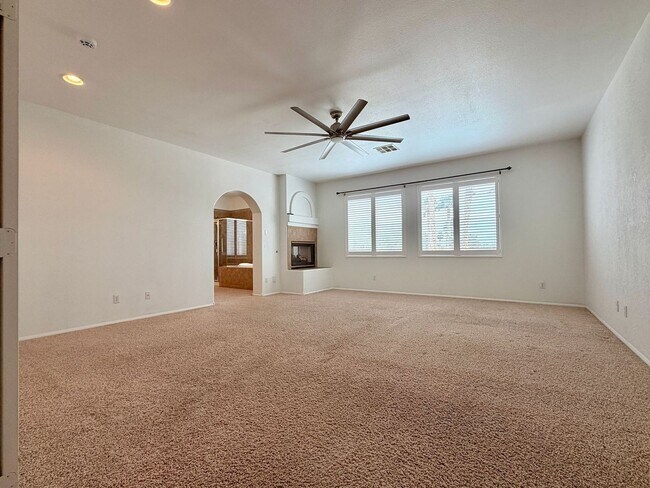 Building Photo - Northwest Valley 6 bdr  4400 sq ft  with RV parking, pool, covered patio -  all on a 1/2 acre lot!