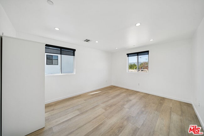 Building Photo - 837 N Harvard Blvd