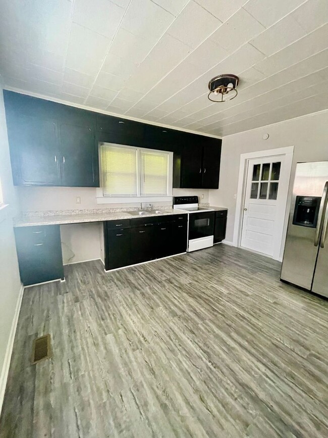 Building Photo - Must see this adorable 2 bed 1 bath bungal...