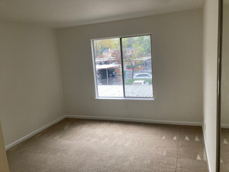 Building Photo - 100 Reflections Dr