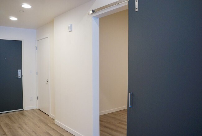 Building Photo - Modern & Spacious 1 Bedroom + Office with ...