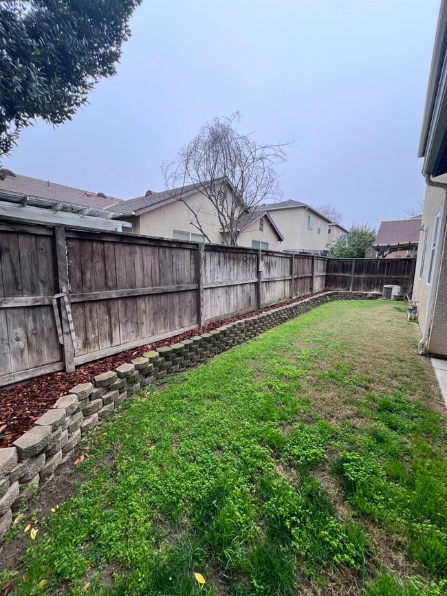 Building Photo - 770 W Brittany Ln