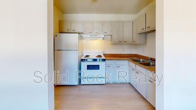 Building Photo - 1411 S Corona Ave