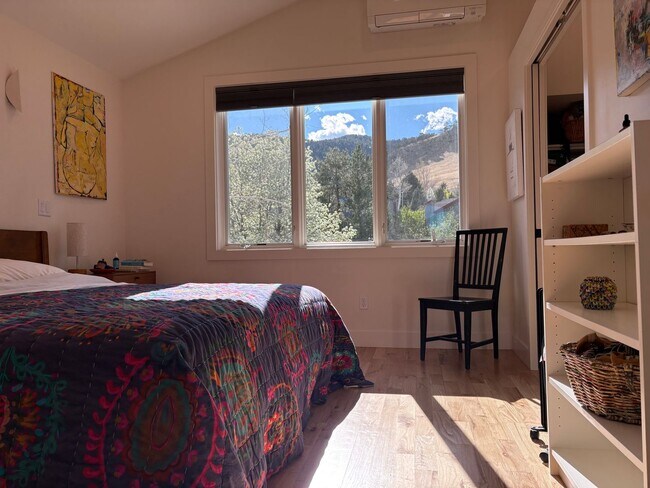 Building Photo - Stunning 4 bed 3.5 Bath Home in Wonderland Hills Walking Distance to Wonderland Lake. Rent Furnis...