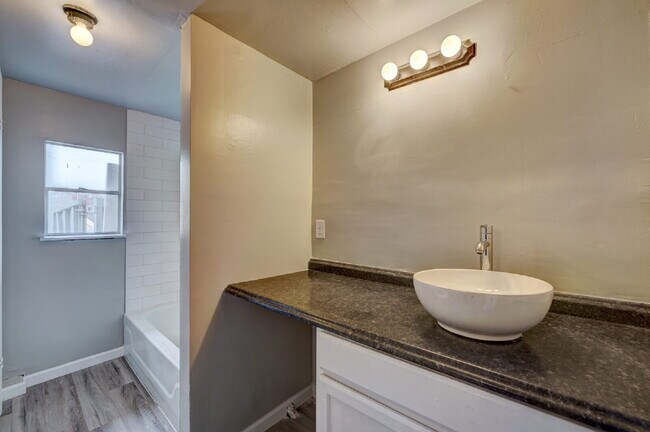 Building Photo - 1 Bedroom/1 Bathroom Available Now!