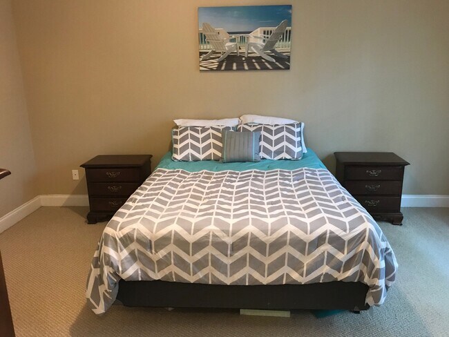 Building Photo - Townhouse with Fenced Backyard!